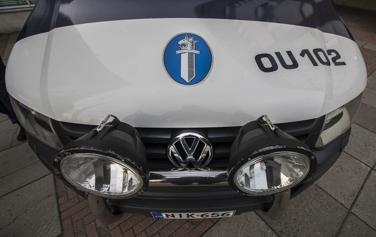Poliisi tutkii asiaa törkeänä liikenneturvallisuuden vaarantamisena, kulkuneuvon kuljettamisena oikeudetta ja törkeänä rattijuopumuksena.