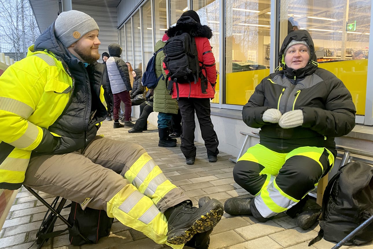 Perheensä kanssa hiljattain Tampereelta Kemiin muuttanut Niklas Huhta ja keminmaalainen Krista Valikainen sanovat aamulla seitsemältä, että aika on mennyt jonottaessa yllättävän nopeasti.