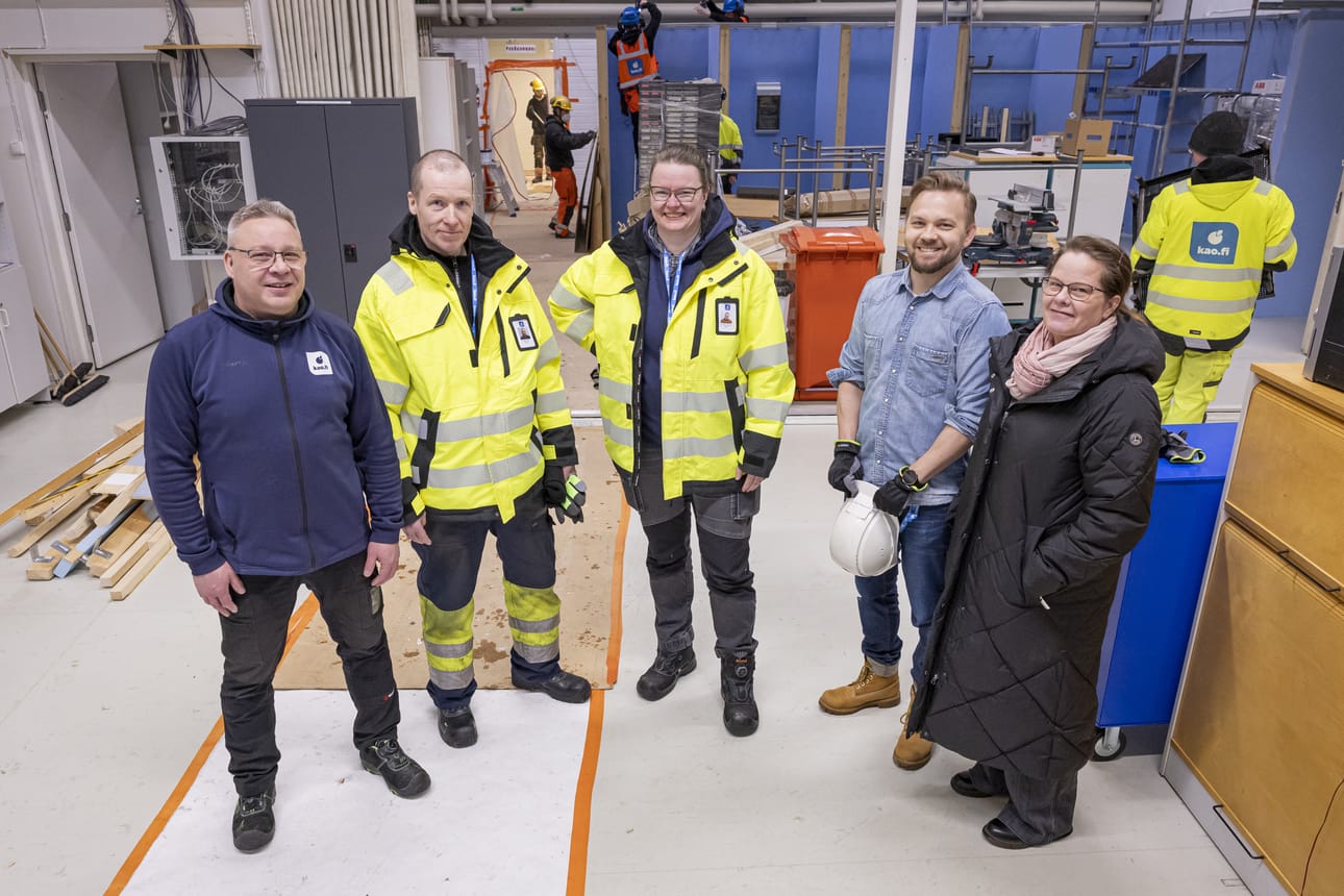 KAO Kuusamon sähkö- ja automaatioalan uusissa opetustiloissa aikuiskoulutuskeskuksen rakennuksessa jatkui remontti tiistaina. Kuvassa vasemmalta sähkö- ja automaatioalan opettaja Tommy Vallioniemi, logistiikka-alan opettajat Risto Takkula ja Hanna Lammintaus, äidinkielen opettaja Jussi Tervo ja KAO Kuusamon koulutuspäällikkö Minna Kettunen.