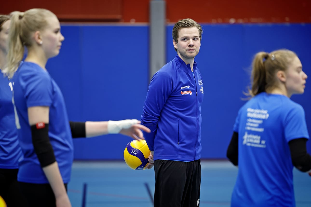 Aleksi Mutka luotsaa JymyVolleyta 1+1-mallisella sopimuksella.