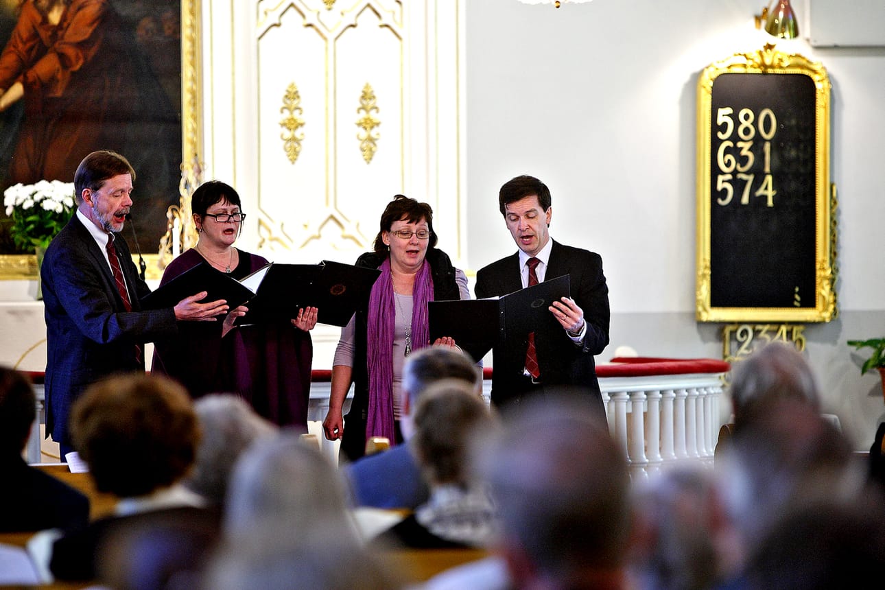 Lakeus-kvartetti Markku Kujanpää (vas.), Elina Kalliovalkama, Marianne Takala ja Maunu Malkamäki esittävät Martti Hemmingin ja Jouko Ikolan laulua "Isiltä perinnöksi" Nurmon kirkossa vuonna 2008. Arkistokuva.