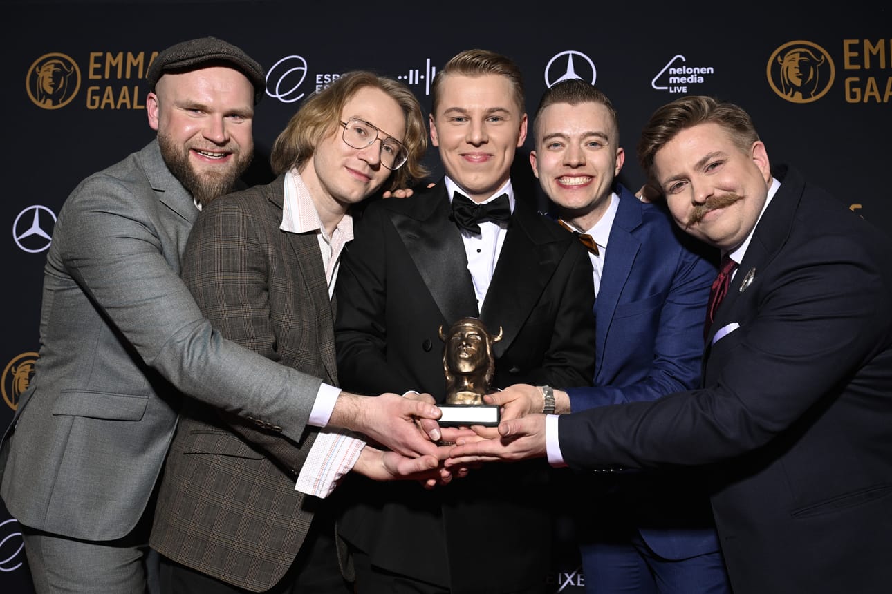 Komiat-yhtyeen muodostavat harmonikansoittaja Antero Linden (vas.), kitaristi-laulaja Samuel Järvinen, laulaja Aleksi Yli-Sissala, rumpali Eero Nummela ja basisti Juho Eskola.