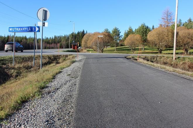 Hakojärven kevyen liikenteen väylä saa jatkoa. Uutta väylää lähtee rakentumaan Mutkankylälle vievän tien ja valtatien 18 risteyskohdasta Töysän kirkonkylän suuntaan. KUVA: REIJO HEIKKILÄ