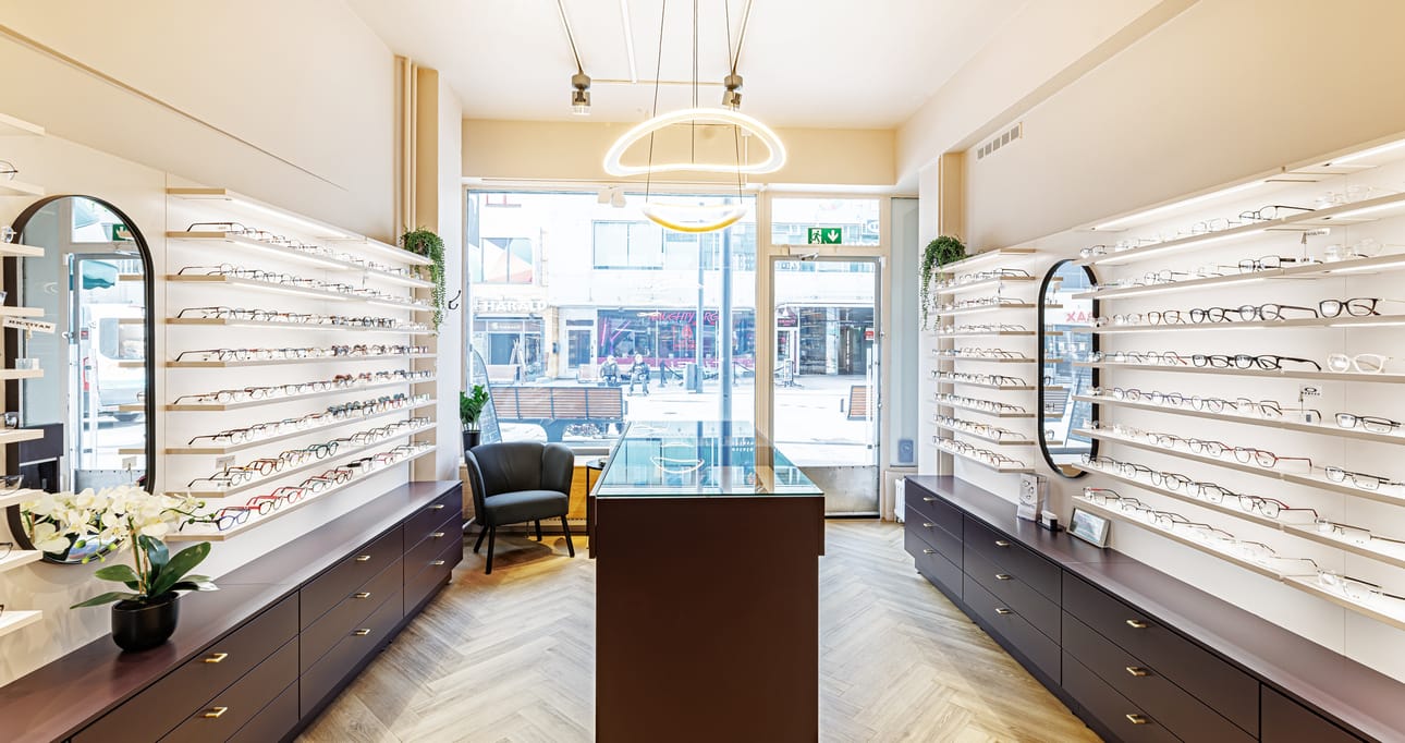 Optikkoliike sijaitsee Silmäsairaala Silmien Klinikan alakerrassa.