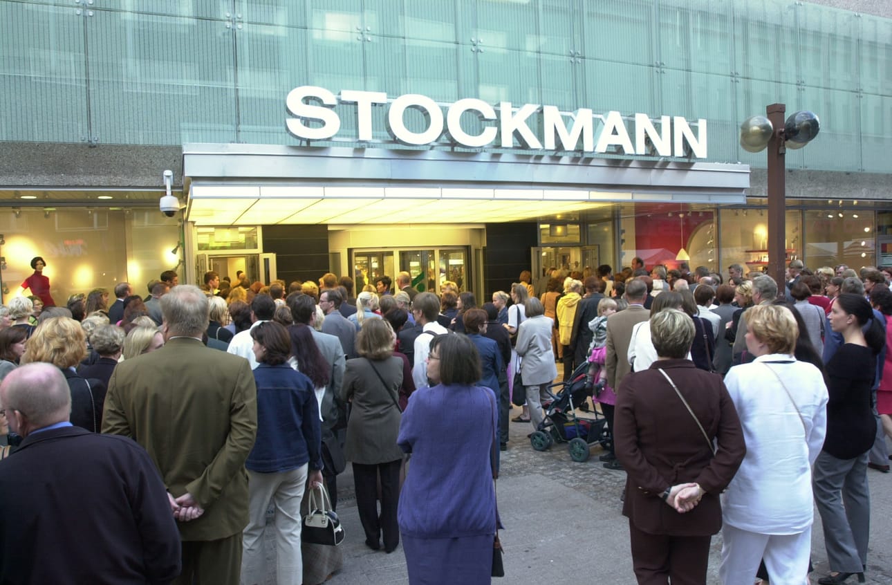 Ihmiset tungeksivat Pekurin kortteliin rakennetun Stockmannin tavaratalon ovelle, kun se avattiin Oulussa lauantaina 1. syyskuuta 2001. Stockmann toimi Oulussa runsaat 15 vuotta. Tavaratalo suljettiin tammikuun lopussa 2017.