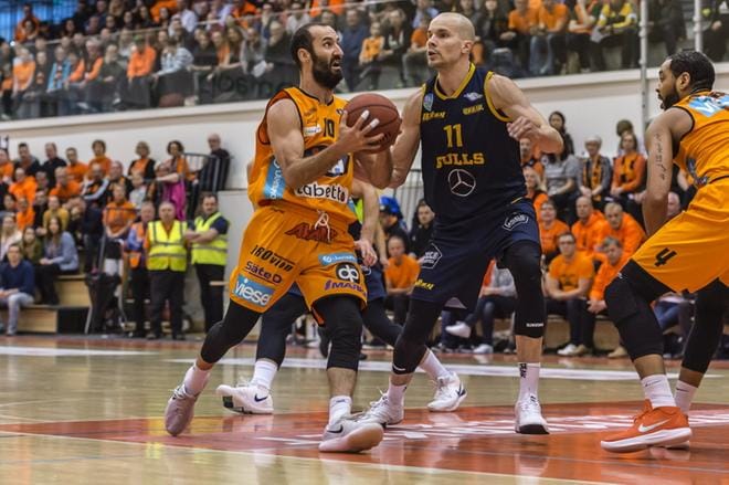 Seagullsin Tuukka Kotti (nro 11) oli voimaton Karhu-Basketin Bojan Sarcevicin ja Rene Rougeaun pallonpyörityksessä. KUVA: ERKKI HAUTAVIITA