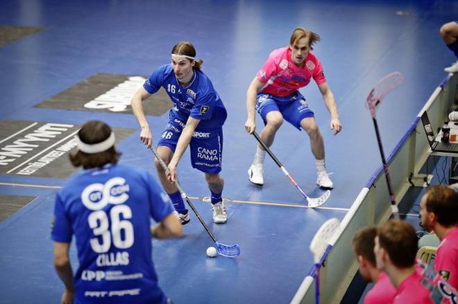 Nurmon Jymy joutui viime viikon perjantaina kovaan kouluun Classic-pelissä miesten salibandyn F-liigassa. Jymyn Salomo Määttä kuljetti palloa, ja takana vaani Sami Johansson. KUVA: TOMI KOSONEN