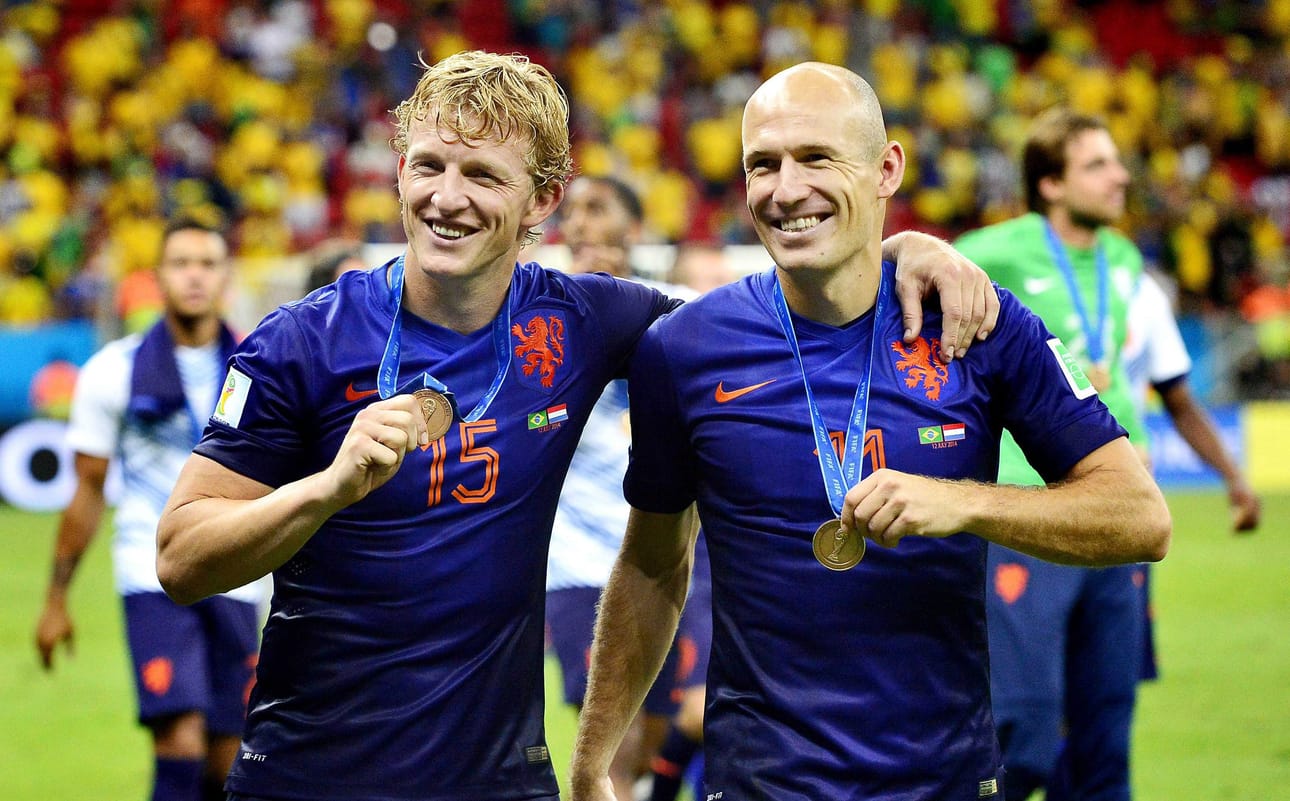Hollannin Dirk Kuyt (vas.) ja Arjen Robben juhlivat pronsseja.