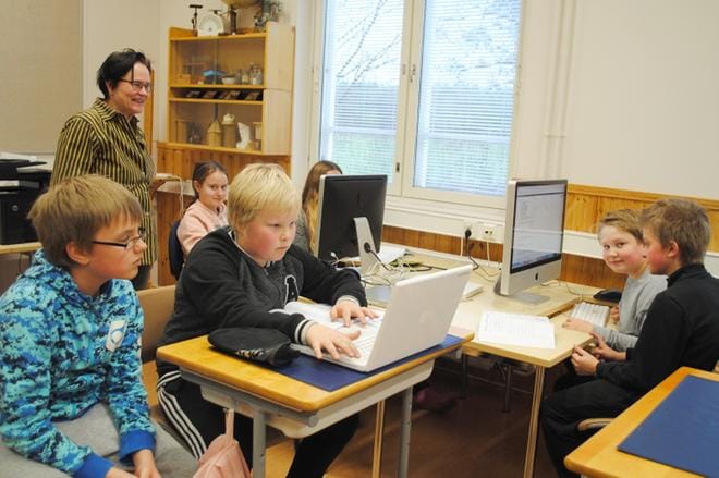 Taina Inkeri seuraa 5-6-luokkalaisten opiskelua. Kuvassa oppilaista Kalle Perämäki, Sandra Sepponen, Matti Peltokangas, Elias Varpula ja Veeti Leppäkoski.