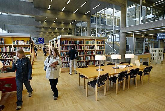 Oulun pääkirjastossa on jälleen mahdollista saada internet-opetusta.