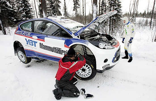Janne Tuohino ja Kari Karhu tutkivat, mitä hanikoita Fiestan konehuoneesta löytyy. Moottorista Tuohinolla oli ensimmäisissä testeissä vain hyvää sanottavaa.