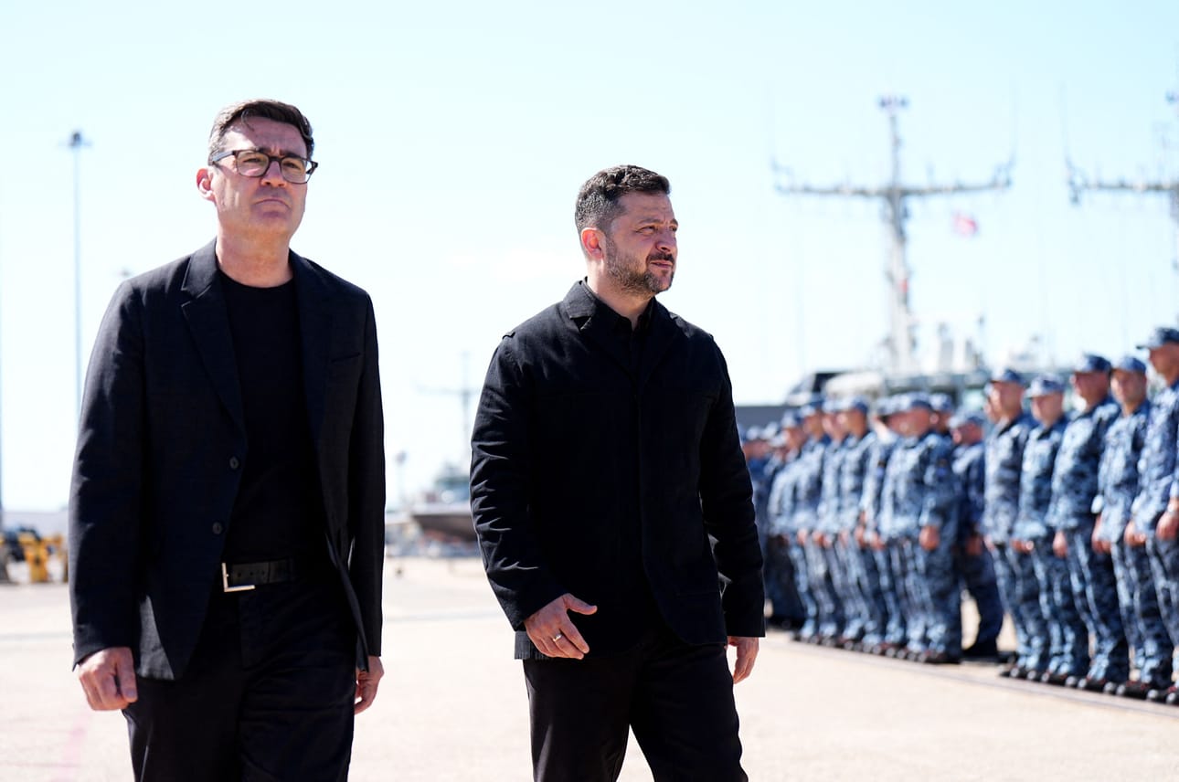 Britannian tuore pääministeri Andy Burnham (vas.) ja Ukrainan presidentti Volodymyr Zelenskyi tapasivat Portsmouthin laivastotukikohdassa myös Britannian ja Ukrainan merivoimien henkilöstöä, jotka olivat harjoitelleet viime viikkoina yhdessä.
