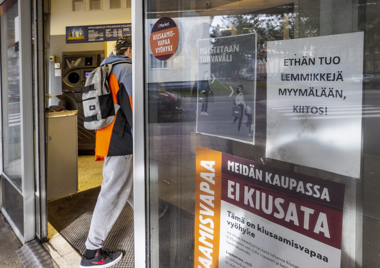 Kaupan sisäänkäynnin luona kauppias voi ilmoittaa, ettei lemmikkien mukaan ottaminen ostoksille ole mahdollista.