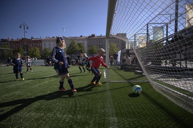 Malax IF:n ja VPS-j Mustan nuoret tyttöpelaajat kirmasivat torin viheriölle aamun ottelussa. KUVAT: JARNO PELLINEN