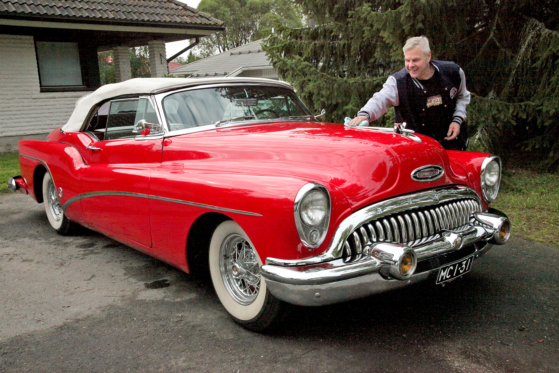 Juha Välimäki on American Car Club Oulun perustajajäsen, joka omistaa kaikkiaan kolme 1950-luvun Buickia. Näitä tehtaan 50-vuotisjuhlamallin Skylarkkeja vuodelta 1953 on jäljellä enää parisensataa, Euroopassa 14.
