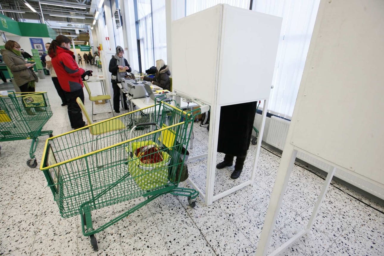 Vaalit.fi -sivustolla voi seurata ennakkoäänestyksen vilkkautta. Ennakkoäänestyksen aikana sivuille päivitetään tunnin välein tietoja ennakkoon äänestäneiden määristä kunnissa, vaalipiireissä ja