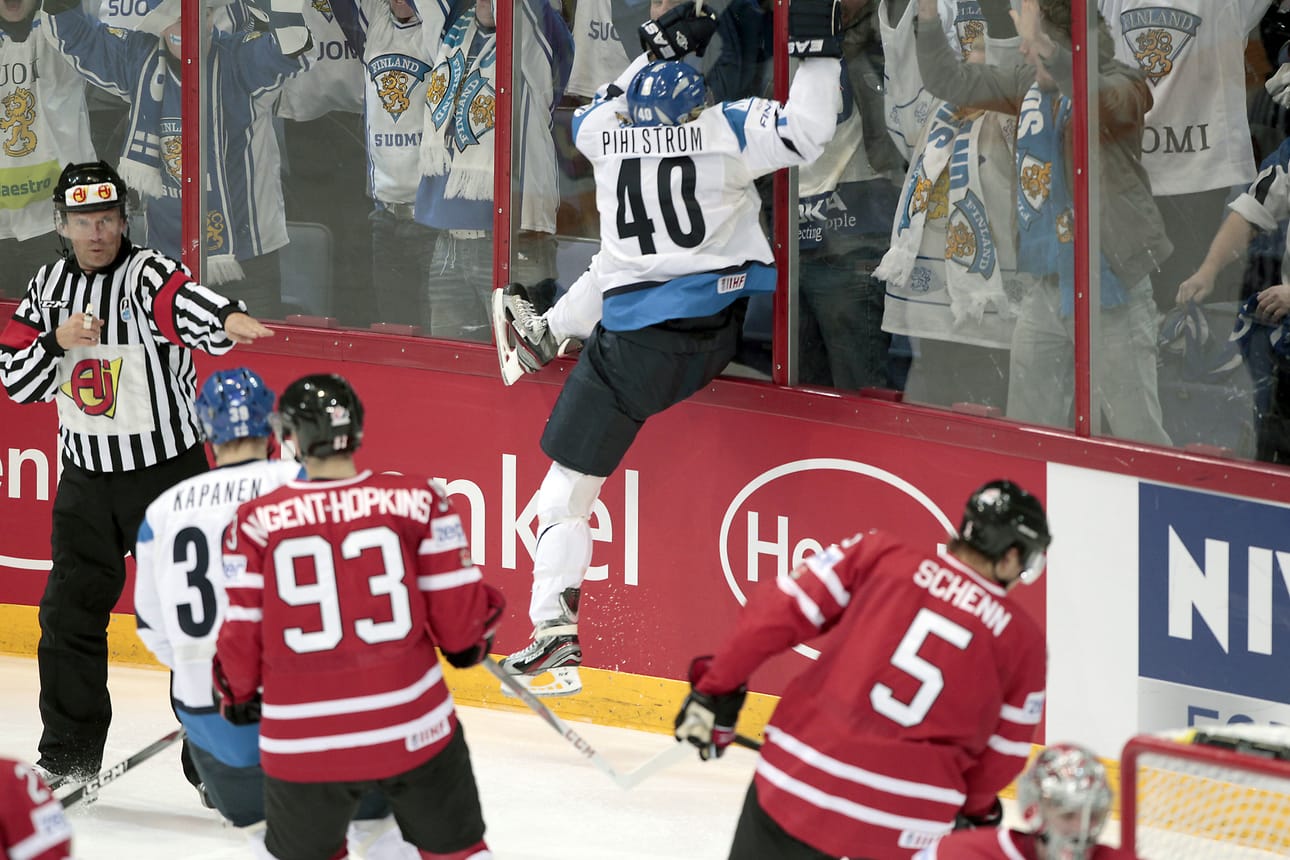 Antti Pihlström hyppäsi kaukalon pleksille 1-0-osuman jälkeen.