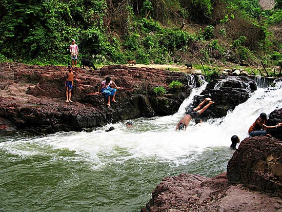 Da Krongin kylän läheinen joki tarjoaa virkistäytymispaikan lapsille. Da Krongista kaavaillaan matkailukohdetta, mutta tällä hetkellä palvelut ovat olemattomat.