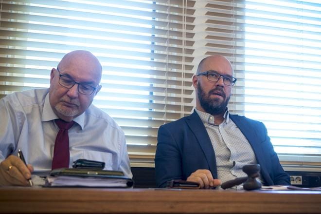 Lars Erik Gästgivars (r.) ja Kim Berg (sd.) ovat toiveikkaita kuntaliitosneuvottelijoita. Perjantaina päästiin sopuun kahdesta isosta asiasta. Kuva: Paula Kaskimaa