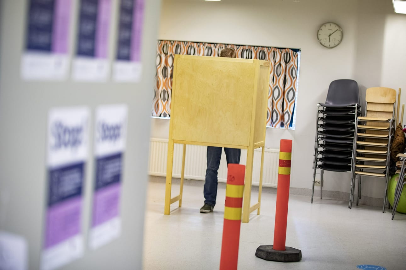 Jos ehdokas on ehdolla molemmissa vaaleissa, on hänellä kaksi eri ehdokasnumeroa. Jos äänestäjä haluaa äänestää samaa ehdokasta molempiin luottamustehtäviin, on hänen täytettävä molemmat äänestysliput asianmukaisesti. LEHTIKUVA / RONI LEHTI