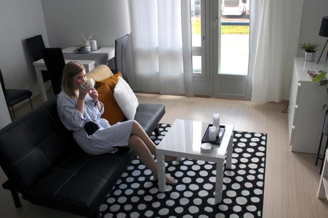 Emma Kolehmainen on ollut tyytyväinen Sevaksen kautta saamaansa opiskelija-asuntoon. Kuva Essi Nieminen