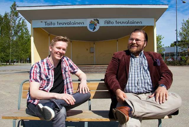 Teuvan musiikinopettaja Tuomo Tiitinen ja oopperalaulaja Mika Nisula olivat vuonna 2018 laittamassa alulle ensimmäistä Teuvafest-puistokonserttia, joka järjestetään taas tänä vuonna.