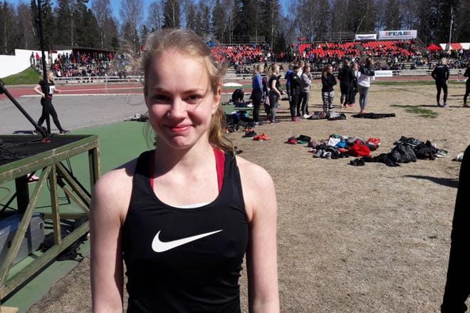 Meri Suomalainen ei palellut tuulisella Kaarlen kentällä. Kuva: Harri Puhakainen