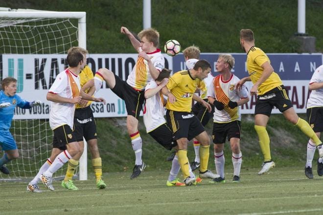 Keltapaitainen FC Kiisto ja VJS rymistelivät Regions Cupin finaalissa lauantaina Vantaalla. Voittorahat ja muut palkinnot jäivät VJS:n huostaan, maalit kirjattiin sille 4–0. KUVA: SAKARI KOUTI