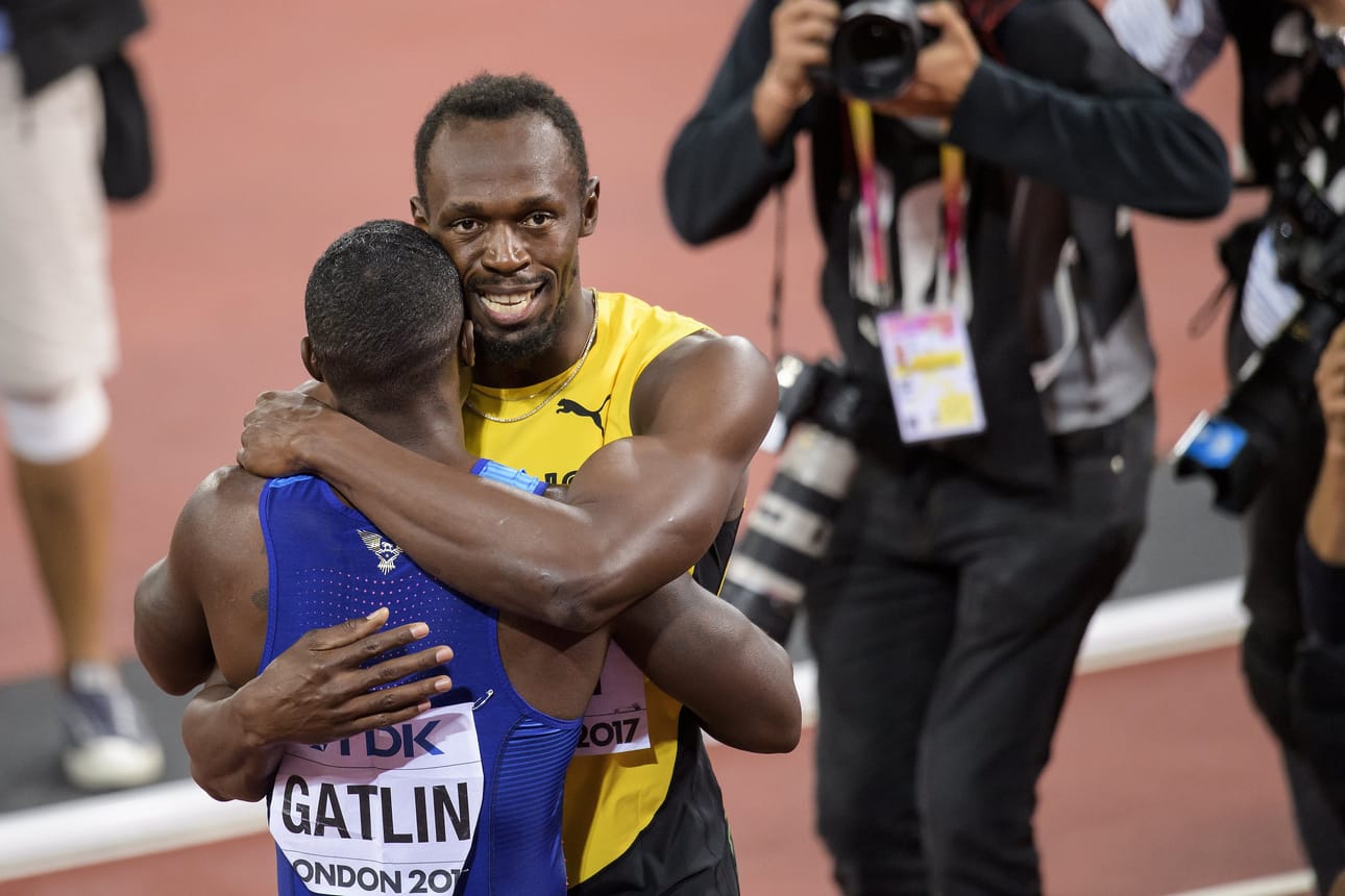 Viimeisen henkilökohtaisen kisansa juossut Usain Bolt halasi maailmanmestaruuden voittanutta Justin Gatlinia juoksun jälkeen.