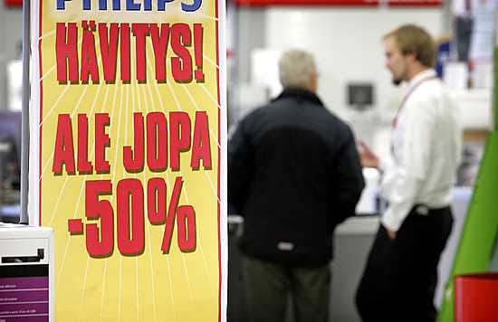 Kodinkonekaupassa asiakkaalla on nyt hyvä olla mutta kaupalla ei. Esimerkiksi taulutelkkareita myydään kauppaketjujen mukaan ihan mukavasti, mutta kovaksi äitynyt kilpailu markkinaosuuksista yhdessä asiakkaiden lisääntyneen hintatietoisuuden kanssa on painanut hinnat alas.