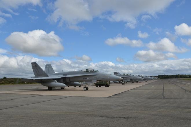 Hornet-rivistössä suurin osa koneista on yksipaikkaisia. Kaksipaikkainen kone on käytössä silloin, kun oppilas tekee jotain opetettavaa asiaa ensimmäistä kertaa Hornetilla. – Meillä on harjoituksissa kaksi nuorinta ikäryhmää. Heilläkin on lentokokemusta kertynyt jo usean vuoden ajalta muilla koneilla, Vinkalla ja Hawkilla, laivueen komentaja Tomi Iikkanen sanoo.
