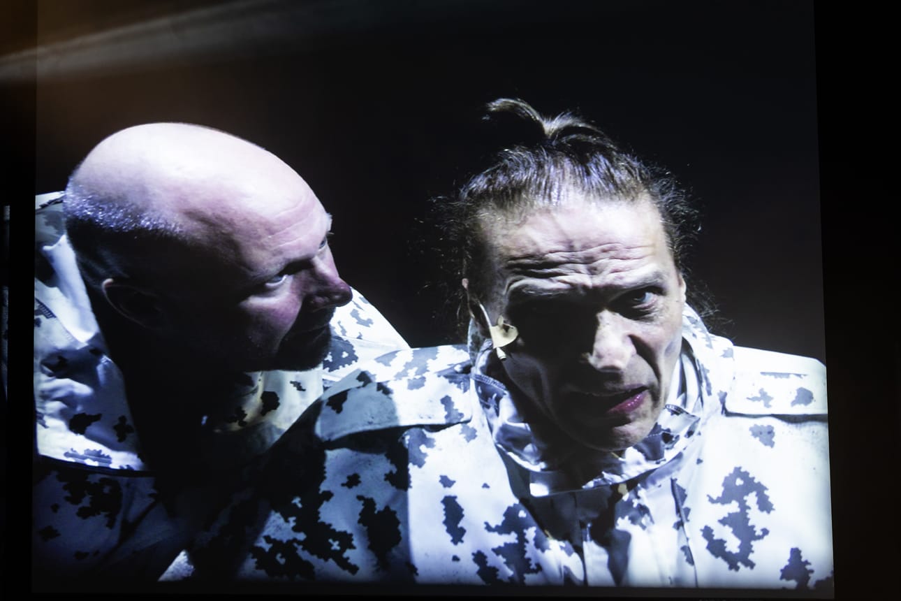 Jani Johansson ja Juha Lagström Jääkärin morsian -näytelmän harjoituksissa. Kuva esityksen videoscreeniltä.