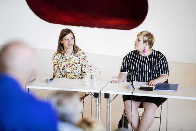 Li Anderssonin (vas.) ja Annika Saarikon (kesk.) mukaan myönteinen työllisyyskehitys mahdollistaa lisäpanostukset sekä koulutukseen että suomalaiseen sosiaaliturvaan. KUVA: KRISTA LUOMA