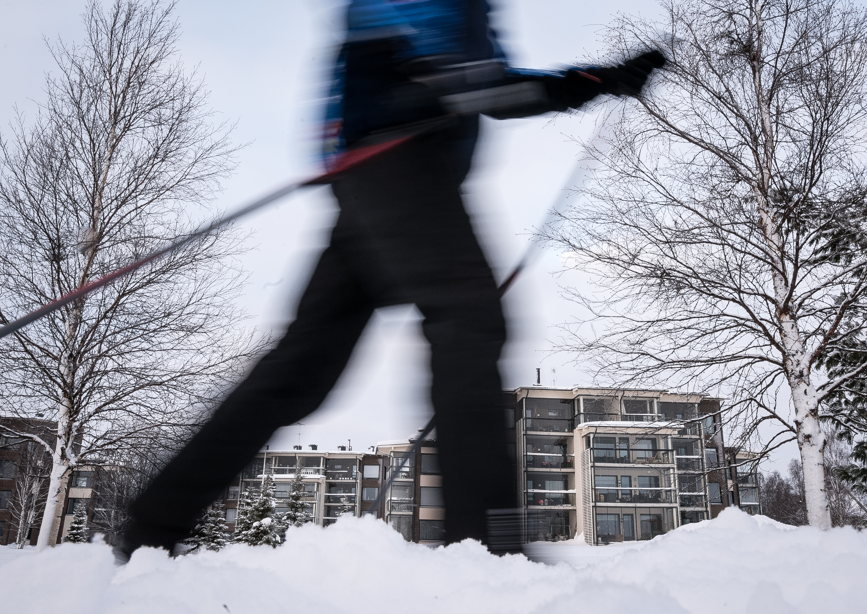 Monologi Rinteen laella tuli ensi-iltaan 5.10. Esa Tikkasen kokoama ja yhdessä viihdekuoro Kuusankan kanssa esittämä monologi juhlisti  Kuusamo 150-, Kuusamon Näyttämön 70-  ja Suomen Harrastajateatteriliiton 45-vuotisjuhlaa. KS 2.11.