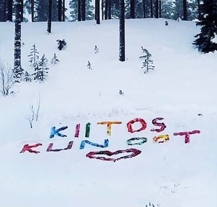 Teksti muistuttaa ystävyydestä Taivalkoskella – "Kiitos kun oot", lukee valtatien varrella
