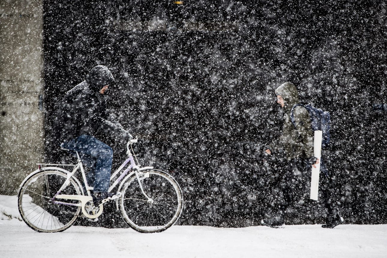 Ulkoilusäät vaihtuvat aurinkoisesta lumipyryyn. Aamupäivällä ehtii vielä ulkoilla ennen isojen sateiden saapumista.