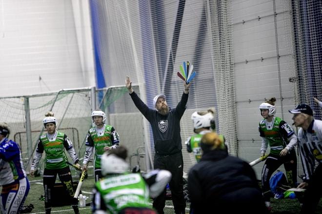 Jarkko Kujanpää luotsaa Lappajärven Veikkoja naisten Superpesiksessä. KUVA: JAAKKO ELENIUS