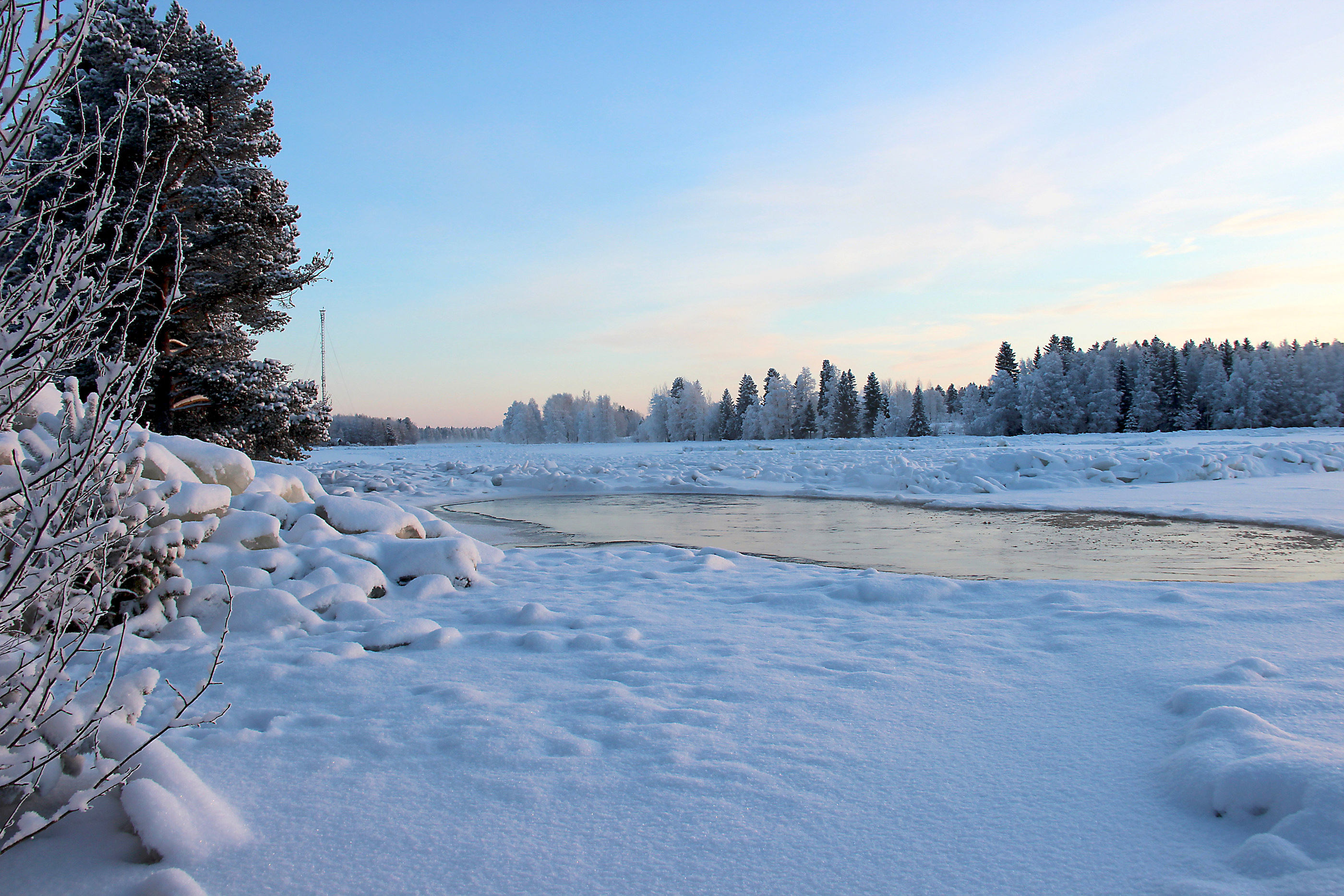 Viime päivinä Kurenkosken jäätilannetta on käynyt ihmettelemässä moni paikallinen asukas. Asuinrakennuksia tulva ei toistaiseksi uhkaa.