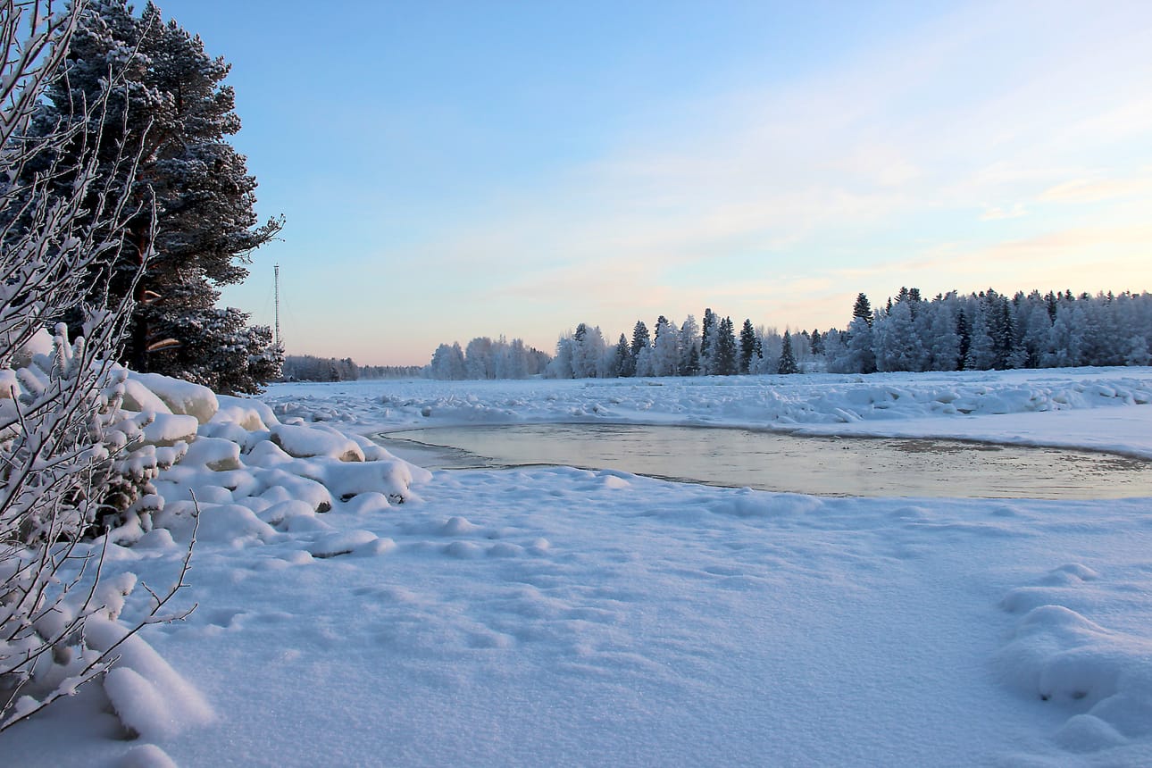 Viime päivinä Kurenkosken jäätilannetta on käynyt ihmettelemässä moni paikallinen asukas. Asuinrakennuksia tulva ei toistaiseksi uhkaa.