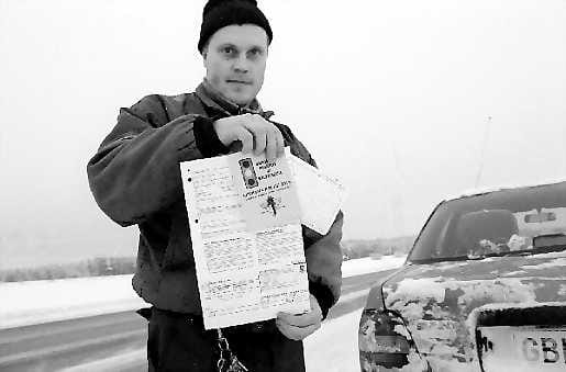 Käry kävi. Nuorempi konstaapeli Markku Riutta ohjaa ylinopeutta ajaneen auton tien laitaan Haapajärven ja Nivalan välisellä tiellä.