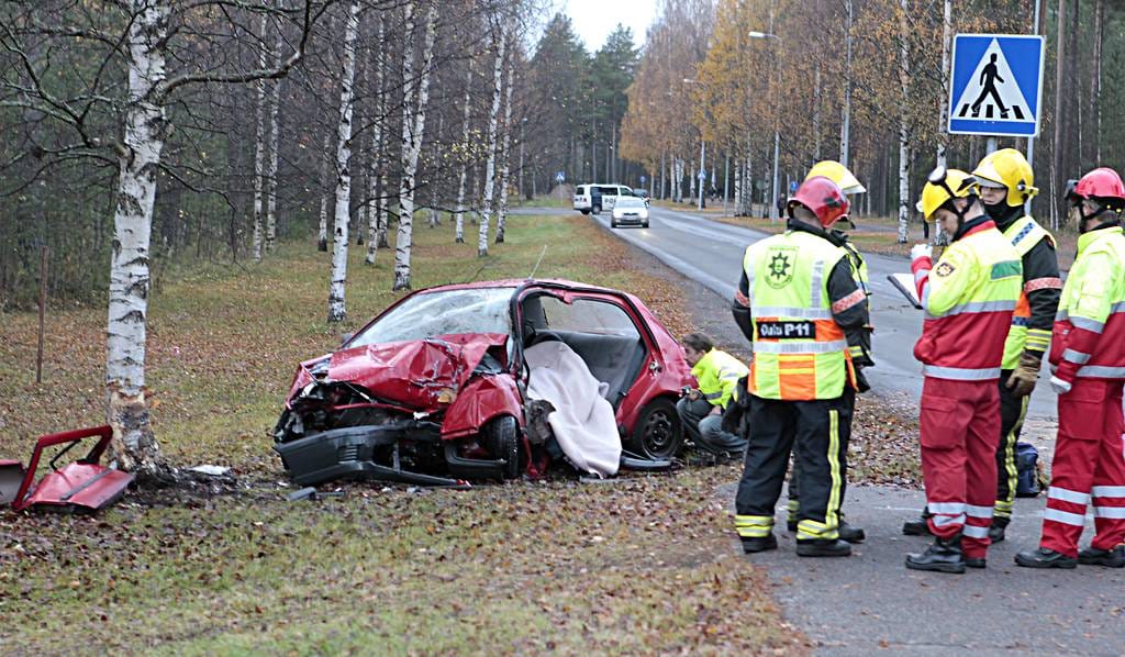 Kaukovainiolla sattui iltapäivällä paha liikenneonnettomuus, jossa henkilöauto suistui tieltä ja törmäsi puuhun.
