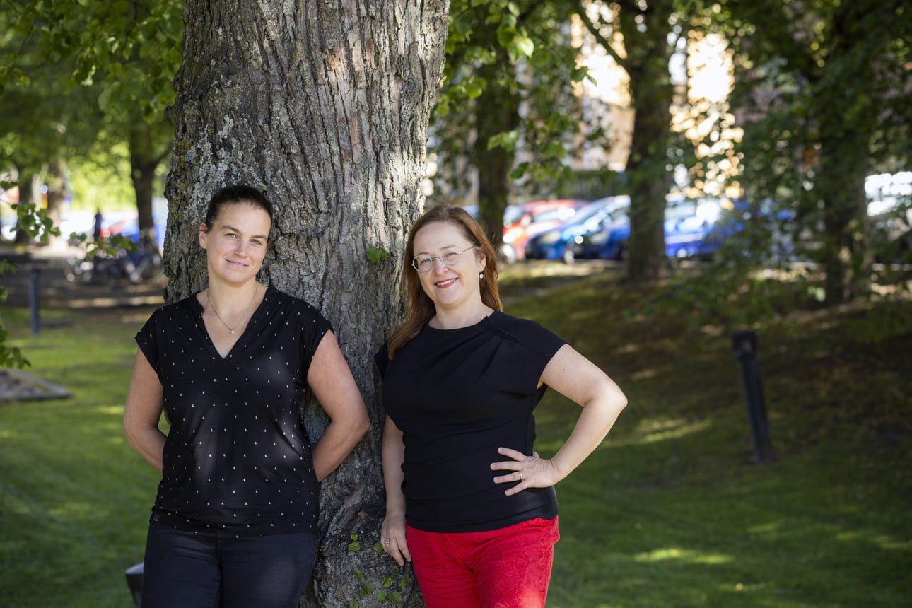 Vaasa Baroquen johto jakaantuu nyt kahteen osaan. Ina Holtahaus (vas) aloitti toiminnanjohtajana ja Kajsa Dahlbäck jatkaa taiteellisena johtajana.