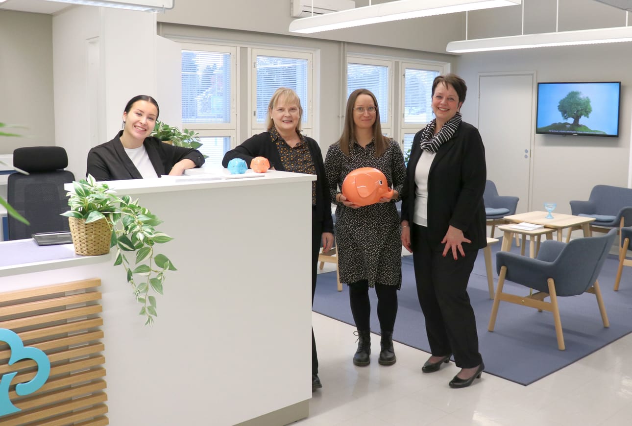 Aito Säästöpankin Inka Tikkanen, Riitta Vainio, Sanna Saarikoski ja Päivikki Kangas iloitsevat pankin Kauhavan konttorin uusista tiloista.
