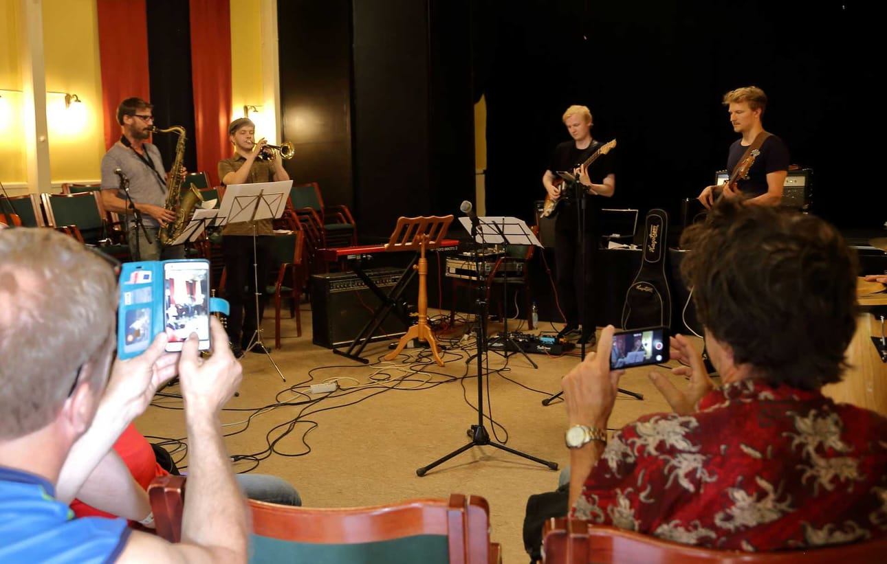 Kamerat kävivät ja videota syntyi, kun Ikui Doki ja Raahe City Funk Unit harjoittelivat.
