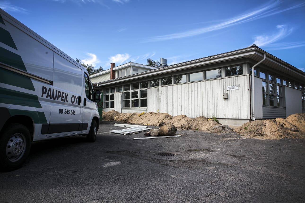 Juuri nyt Raahessa puretaan vanhaa päiväkotikiinteistöä Vihastenkarinkadulla. Purku-urakoitsijana on oululainen Paupek Oy.