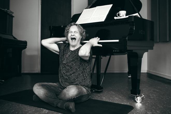 Iiro Rantalan pianohuoneessa keskustellaan paljon. Kesän aikana aiheet vaihtelevat miehistä tulevaisuuteen ja julkisuuden koukuttavuuteen. KUVA: Anne Hämäläinen/Yle Kuvapalvelu