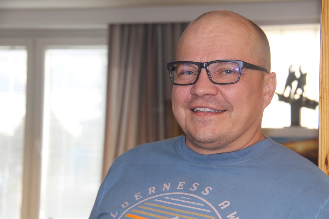 Oulaisten Vesiosuuskunnan toimitusjohtaja Jarmo Äijälä kertoo vesivuodon nopean löytymisen olevan henkilökunnan valppauden ansiota. Massiivinen vesivuoto saatiin Oulaisten keskustassa hallintaan minuuteissa.