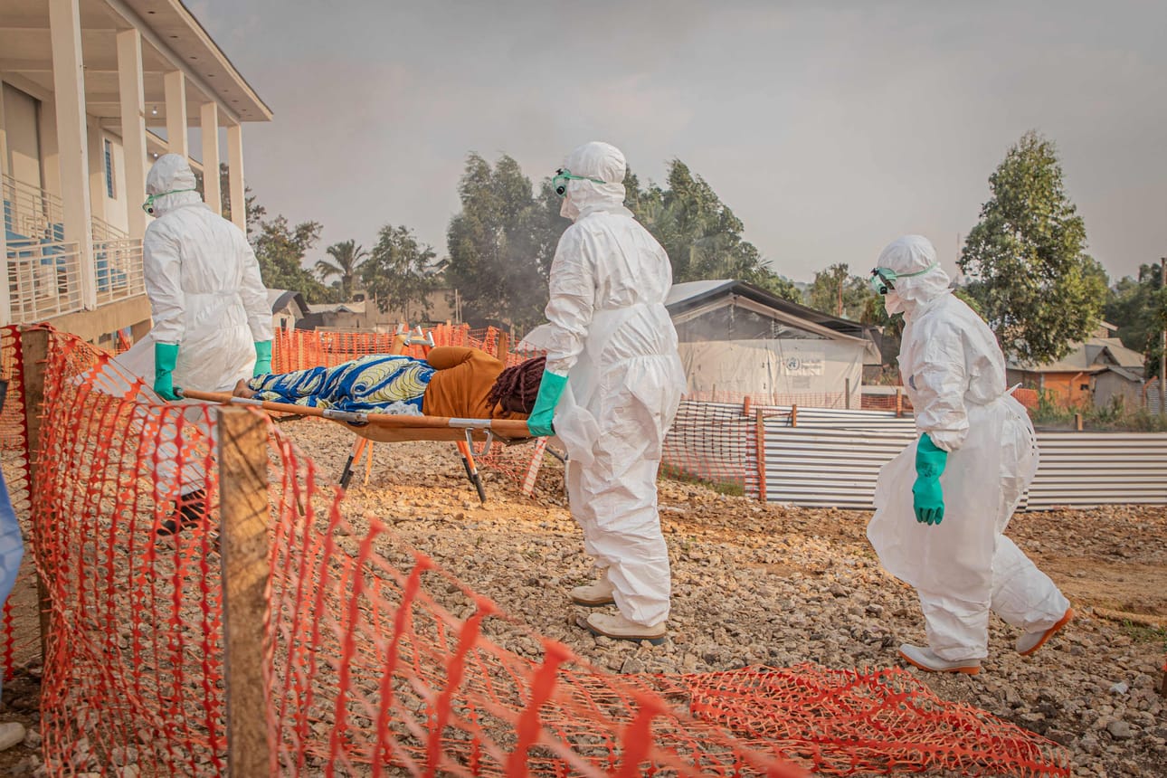 YK:n humanitaaristen asioiden koordinointitoimisto (OCHA) on raportoinut 76 tapauksesta, jotka kohdistuivat ebolan torjuntaan ja muihin avustustoimiin osallistuviin työntekijöihin Iturin, Pohjois-Kivun ja Etelä-Kivun provinsseissa Kongon demokraattisessa tasavallassa. 45 työntekijää on loukkaantunut.