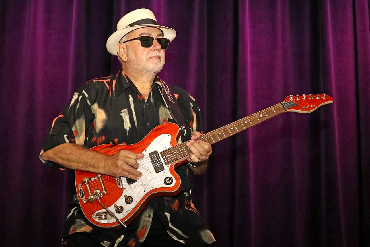 Bluesin maailmantähti Duke Robillard livetunnelmissa käsissään Seinäjoella valmistettu Katar Bluesmaster.