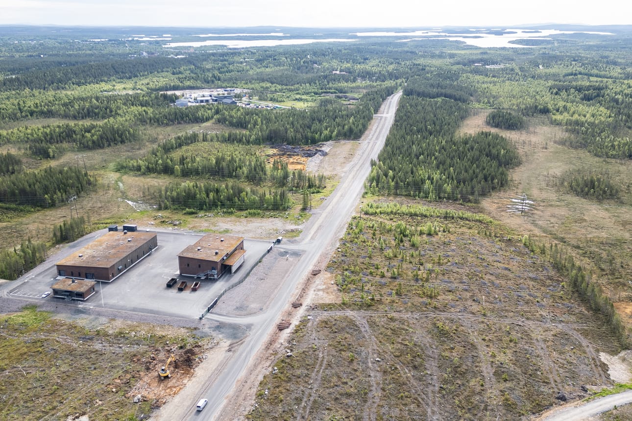 Kuubion jäteasemaa suunnitellaan kuvassa olevan Säynäjäjoentien oikealle puolelle kuvassa metsäisenä olevalle alueelle. Siirtomurskausasema ja lietteiden vastaanotto- ja käsittelyalue tulevat kuvanotttopisteen paikkeille tien vasemmalle puolelle .Vasemmalla seisova Evon jätevedenpuhdistamo valmistui vuoden 2021 lopulla.